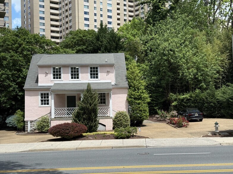 4607 Willard Ave, Chevy Chase, MD à vendre - Photo de l’immeuble – Image 2 sur 2