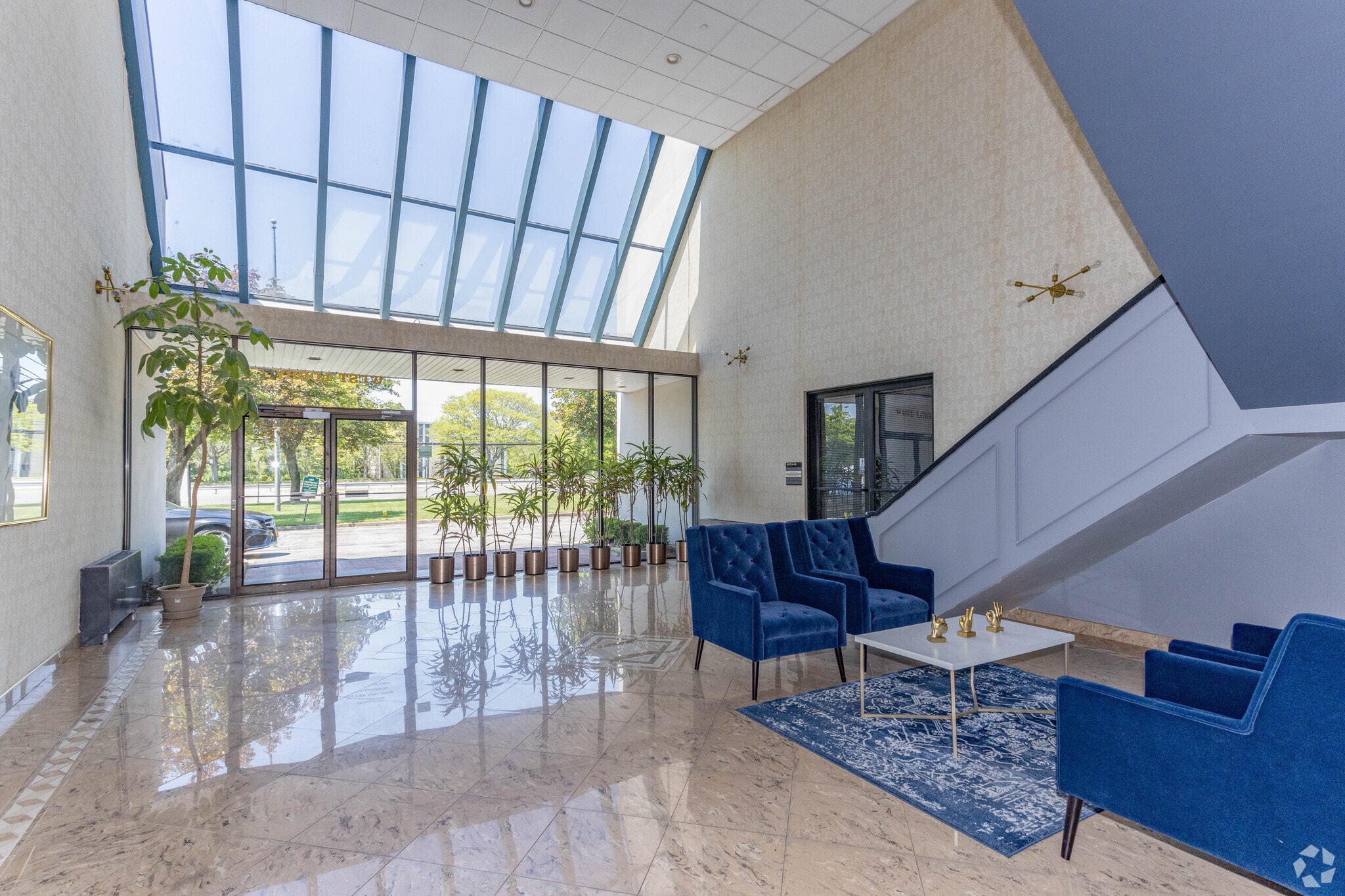 535 Broadhollow Rd, Melville, NY à louer Photo principale– Image 1 sur 14