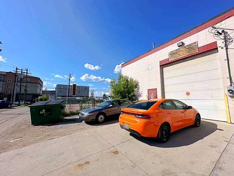 8127 Fraser Av, Fort McMurray, AB à louer - Photo de l’immeuble – Image 2 sur 40