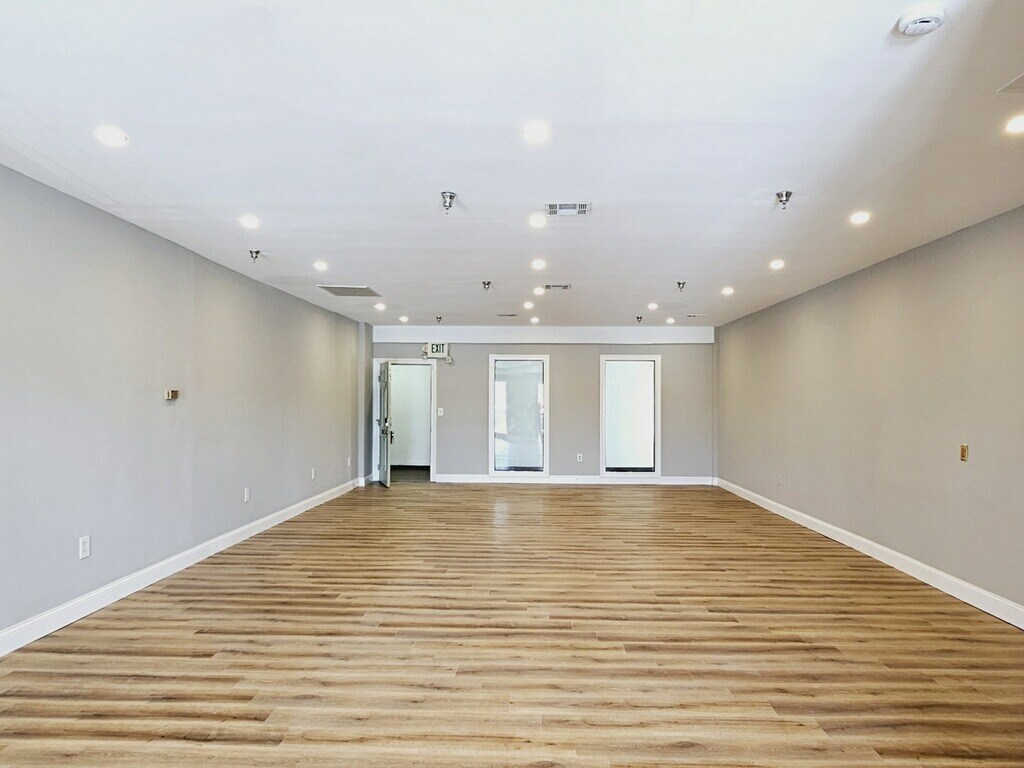 10176 Baltimore National Pike, Ellicott City, MD 21042 - Lot 206 - - Photo intérieure - Image 2 of 9