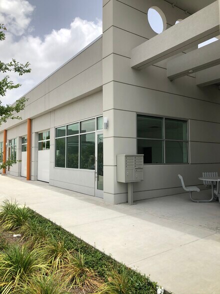 7037 Twin Hills Ave, Dallas, TX à louer - Photo de l’immeuble – Image 3 sur 7