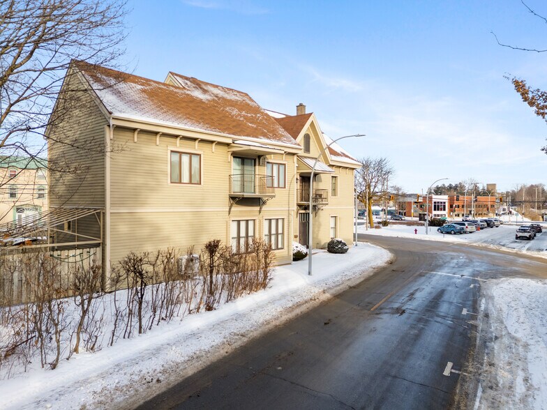 1235 Rue Dessaulles, Saint-Hyacinthe, QC à vendre - Photo principale – Image 1 sur 7