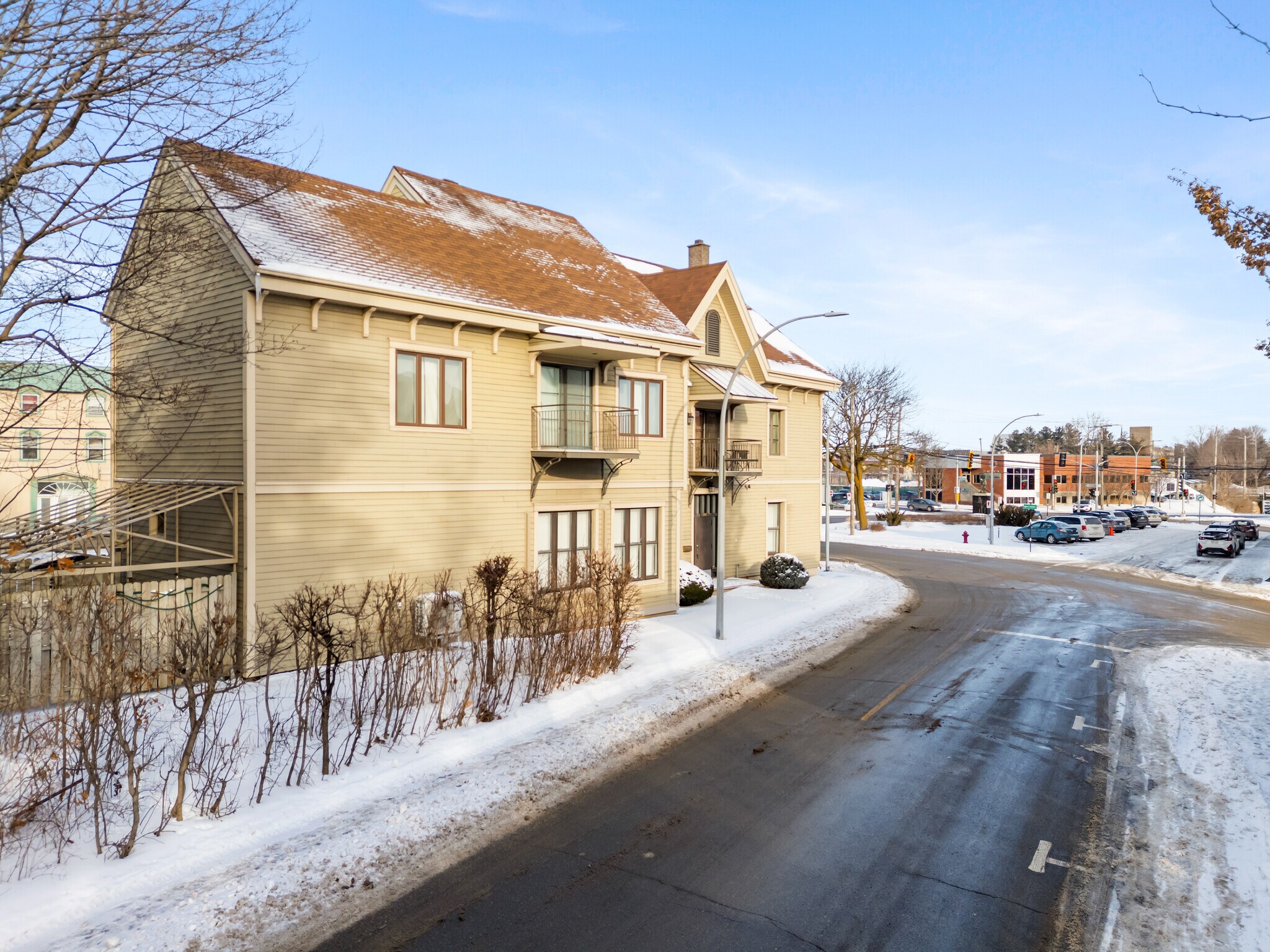 1235 Rue Dessaulles, Saint-Hyacinthe, QC à vendre Photo principale– Image 1 sur 8