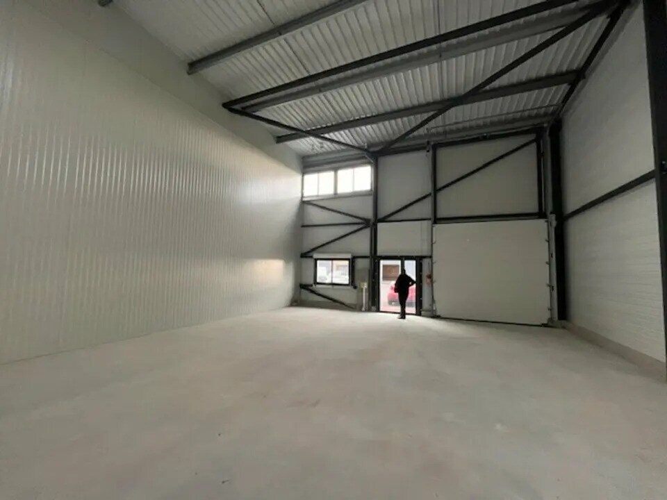 Local d'activités dans Theix à vendre Photo de l’immeuble– Image 1 sur 3