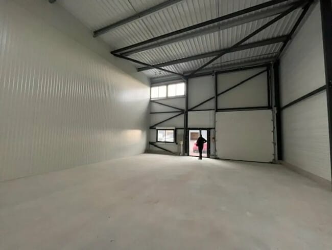 Plus de détails pour Local d’activités à vendre