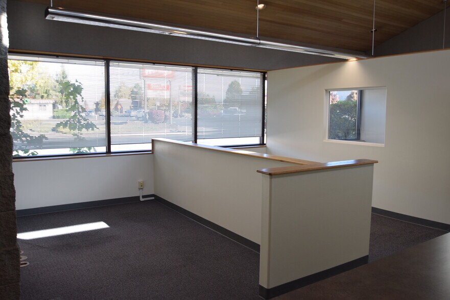 1543 NE 3rd St, Bend, OR à louer - Photo de l’immeuble – Image 2 sur 9