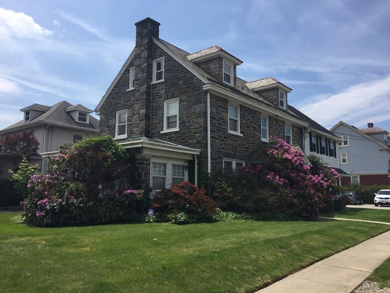 812 Darby Rd, Havertown, PA à louer - Photo principale – Image 1 sur 17