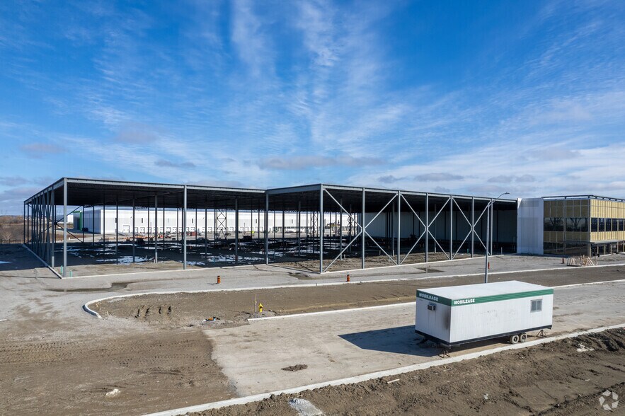 400 Anatolian Dr, Vaughan, ON à louer - Photo de l’immeuble – Image 2 sur 4