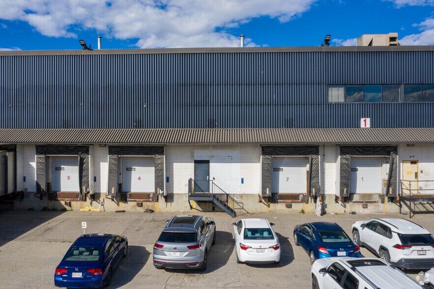 3916 72nd Ave SE, Calgary, AB à louer - Photo de l’immeuble – Image 3 sur 5