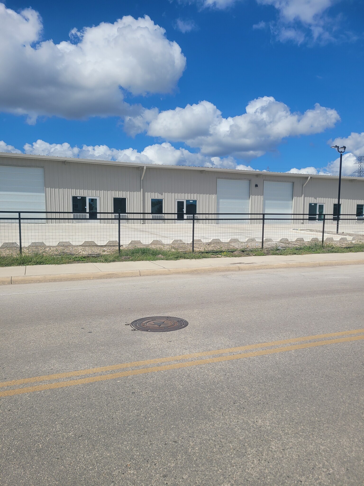 10665 Shaenfield Rd, San Antonio, TX à louer Photo principale– Image 1 sur 7