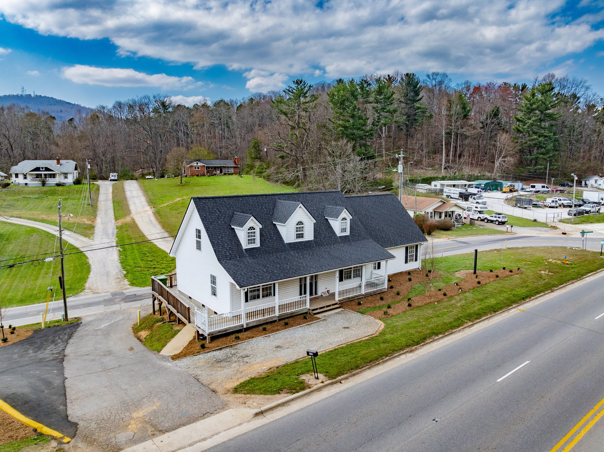 396 New Leicester Hwy, Asheville, NC à vendre Photo principale– Image 1 sur 21