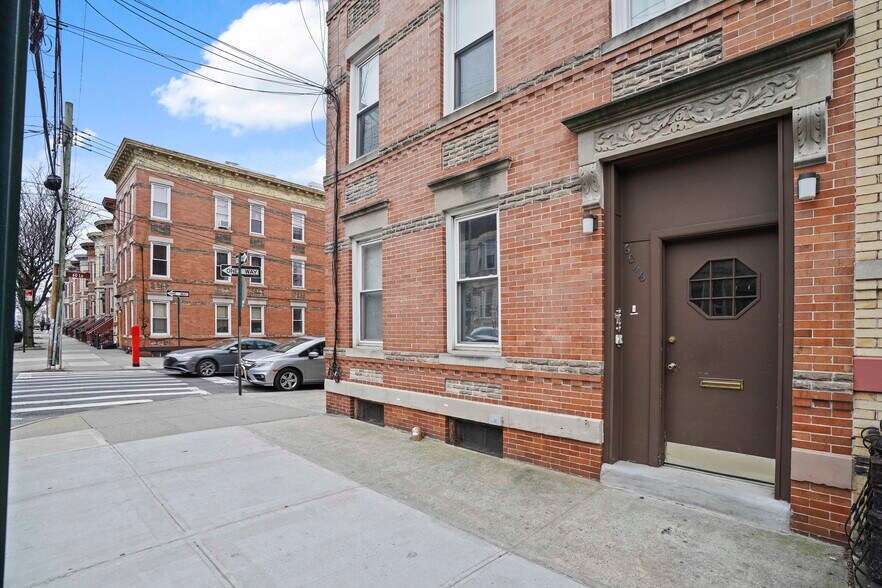 6046 Putnam Ave, Ridgewood, NY à vendre - Photo principale – Image 1 sur 47