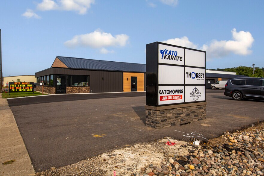 1215 N Riverfront Dr, Mankato, MN à louer - Photo de l’immeuble – Image 1 sur 13