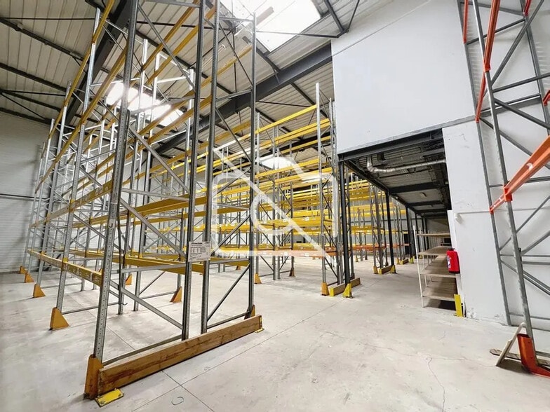 Industriel/Logistique dans Méré à vendre - Photo intérieure – Image 2 sur 7