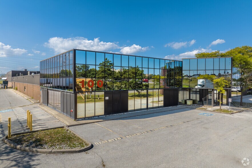 100 Ronson Dr, Toronto, ON à vendre - Photo principale – Image 1 sur 10