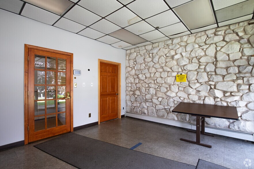 40 Rabro Dr, Hauppauge, NY à louer - Hall d’entrée – Image 2 sur 4