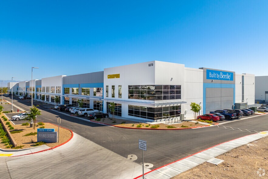 6370 S Pioneer Way, Las Vegas, NV à louer - Photo principale – Image 2 sur 18