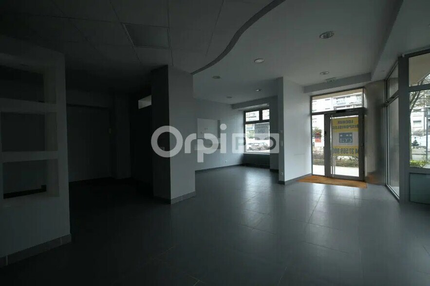 Local commercial dans Saint-Priest à louer - Photo de l’immeuble – Image 3 sur 12