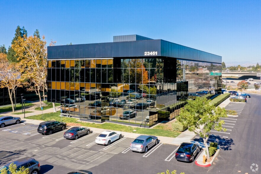 23461 S Pointe Dr, Laguna Hills, CA à louer - Photo de l’immeuble – Image 1 sur 6