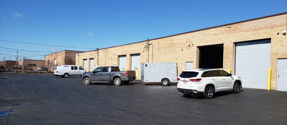 1421-1431 Armour Blvd, Mundelein, IL à louer - Photo de l’immeuble – Image 2 sur 4