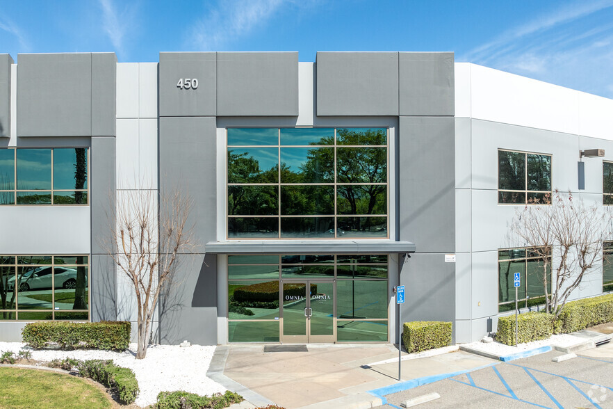 450 Parkcenter Cir N, San Bernardino, CA à louer - Photo de l’immeuble – Image 2 sur 6