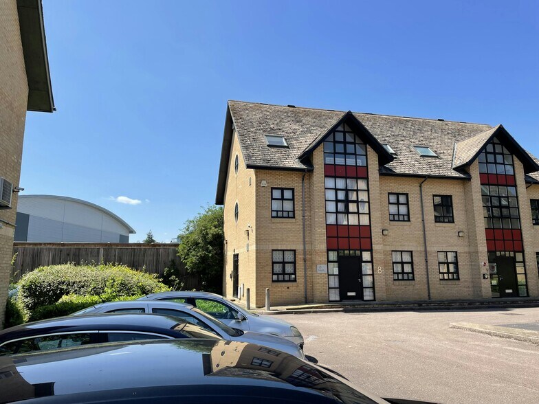 8 Milbanke Court, Milbanke Way, Bracknell à vendre - Photo de l’immeuble – Image 3 sur 11