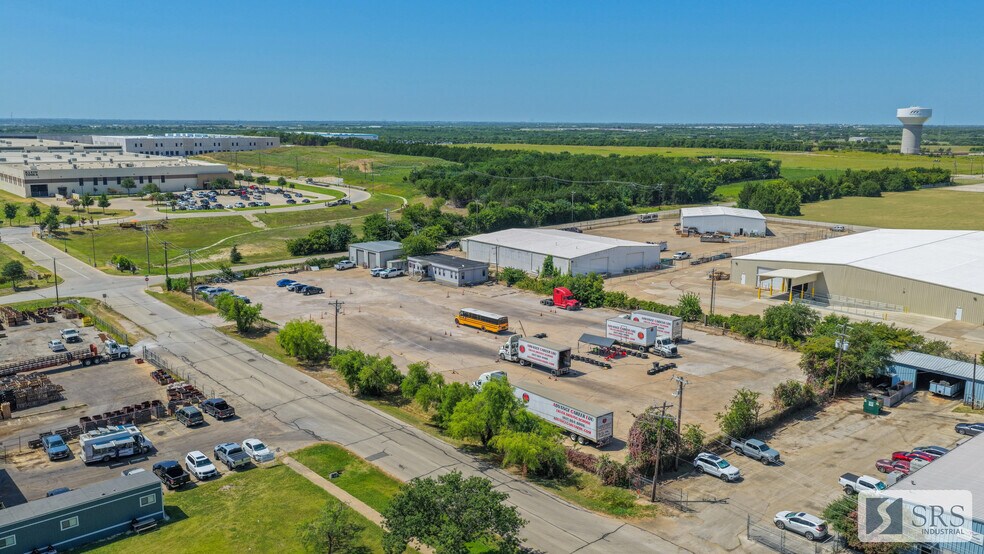 950 Trinity Dr, Mansfield, TX à louer - Photo de l’immeuble – Image 2 sur 4