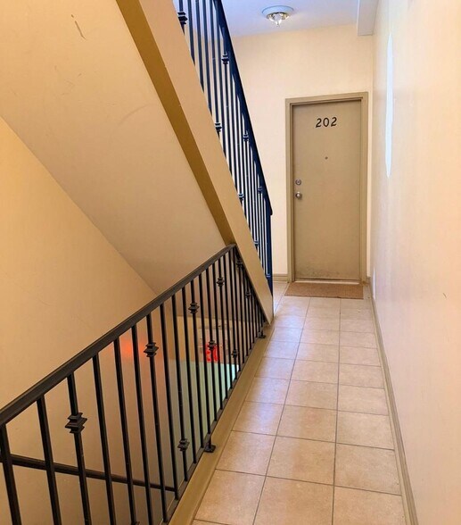 802 Bloor St W, Toronto, ON à vendre - Photo intérieure – Image 2 sur 5