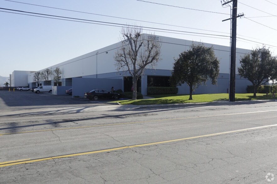 12207 Los Nietos Rd, Santa Fe Springs, CA à louer - Photo principale – Image 1 sur 5