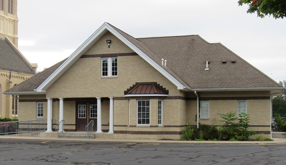 152 Summer St, Plantsville, CT à vendre - Photo principale – Image 2 sur 4