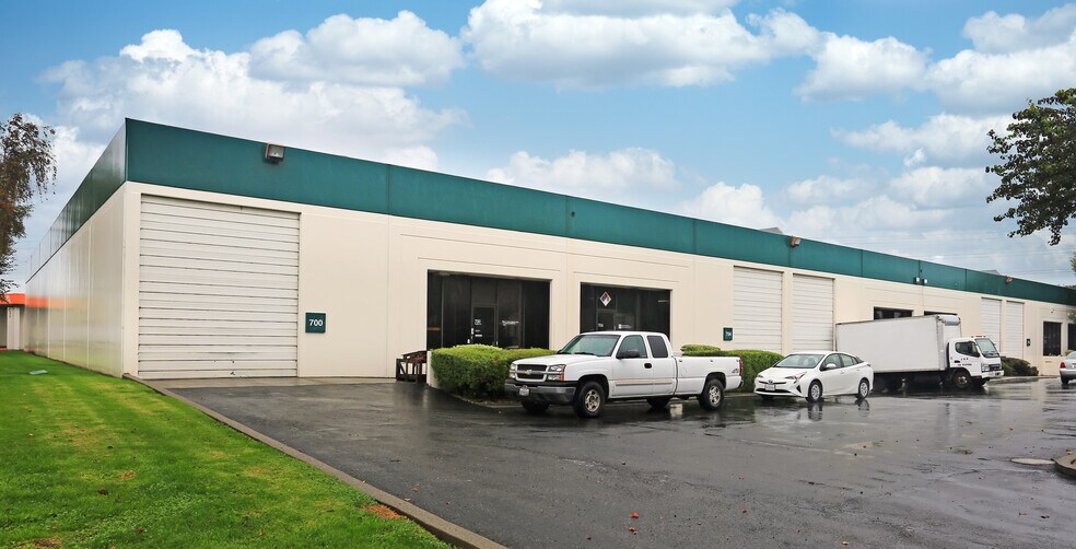 700-728 Whitney St, San Leandro, CA à louer - Photo principale – Image 1 sur 2