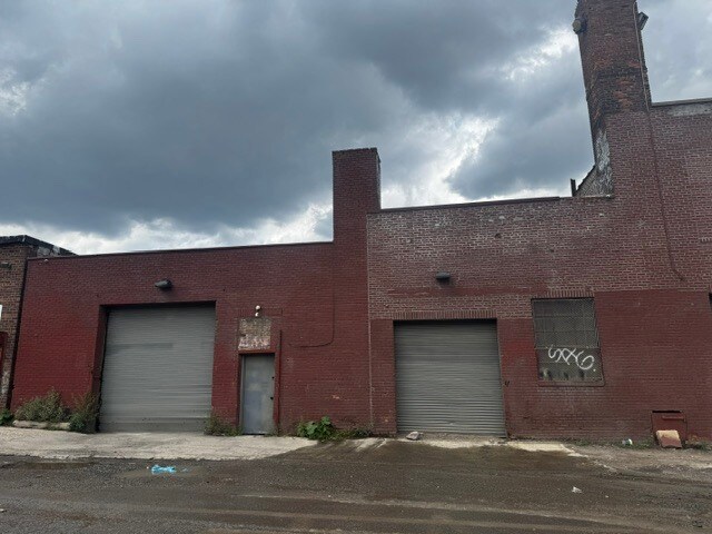 551 Stewart Ave, Brooklyn, NY à louer Photo de l’immeuble– Image 1 sur 7