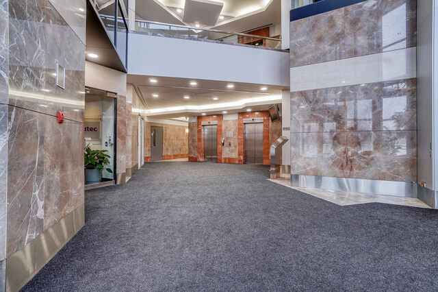 1425 Rte Transcanadienne, Dorval, QC à louer - Hall d’entrée – Image 2 sur 12