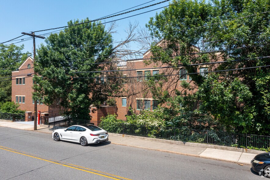 870 Palisade Ave, Teaneck, NJ à louer - Photo de l’immeuble – Image 2 sur 4