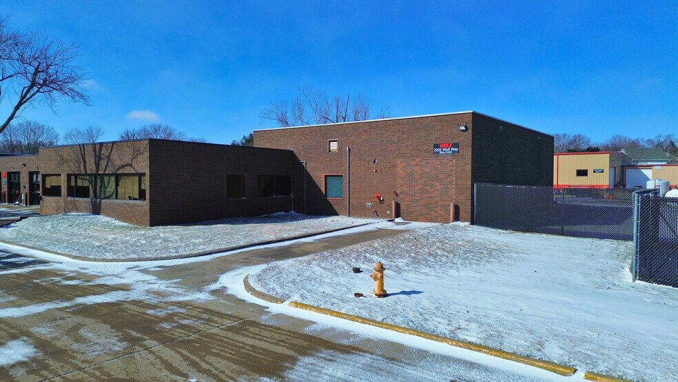 2202 Wolf Way, West Des Moines, IA à louer - Photo de l’immeuble – Image 2 sur 9