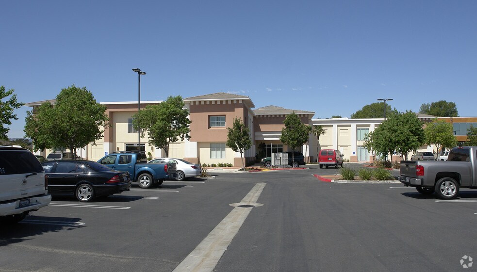 160 Guthrie Ln, Brentwood, CA à louer - Photo de l’immeuble – Image 2 sur 5