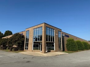7001 Cessna Dr, Greensboro, NC à louer Photo intérieure– Image 1 sur 3