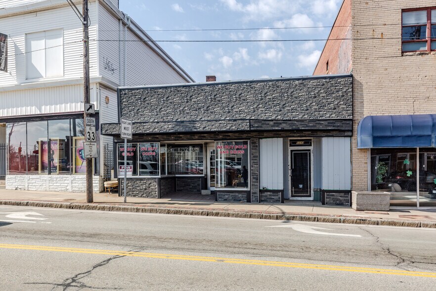 1243 Main St, West Warwick, RI à vendre - Photo de l’immeuble – Image 2 sur 30