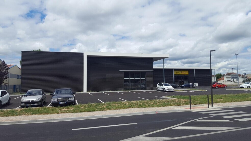 Local commercial dans BIAS à louer - Photo de l’immeuble – Image 2 sur 2
