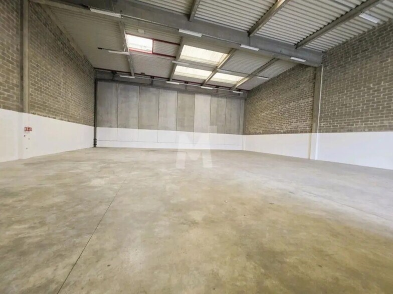 Local d’activités dans Moissy-Cramayel à louer - Photo de l’immeuble – Image 3 sur 7