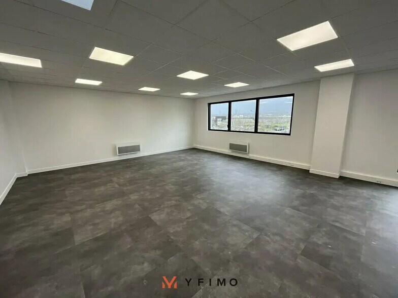 Local d’activités dans Aubergenville à louer - Photo intérieure – Image 2 sur 4