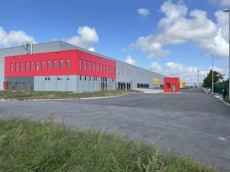 Industriel/Logistique dans Durtal à louer - Photo de l’immeuble – Image 3 sur 17