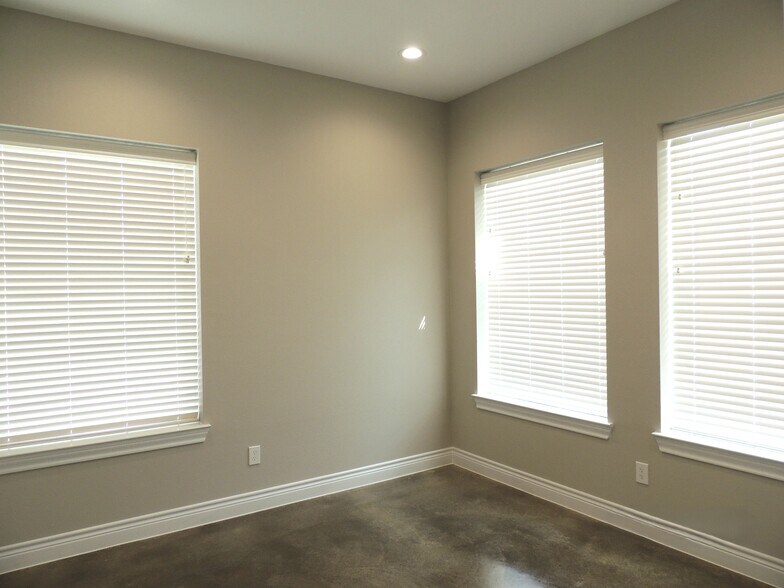 1904 Longmire Rd, Conroe, TX à louer - Photo de l’immeuble – Image 2 sur 18