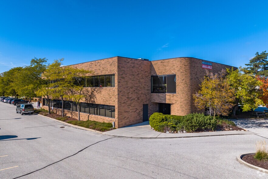 2400 S 102nd St, West Allis, WI à louer - Photo de l’immeuble – Image 2 sur 29