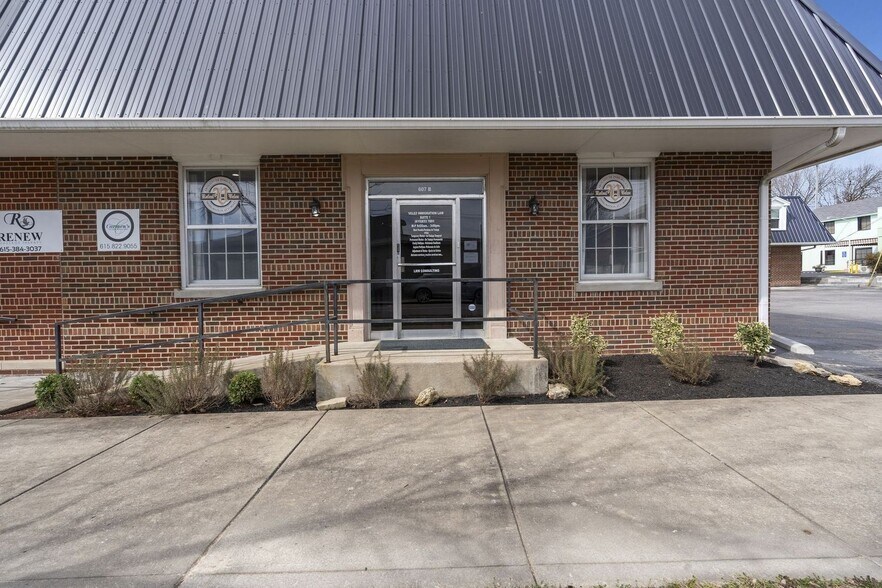 607 Locust St, Springfield, TN à vendre - Photo de l’immeuble – Image 3 sur 6