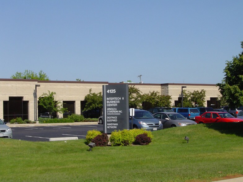4125 N 124th St, Brookfield, WI à louer - Photo de l’immeuble – Image 2 sur 11