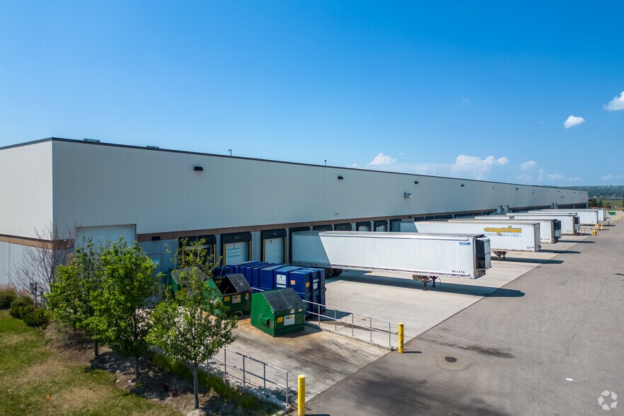 572 Aero Dr NE, Calgary, AB à louer - Photo de l’immeuble – Image 3 sur 6