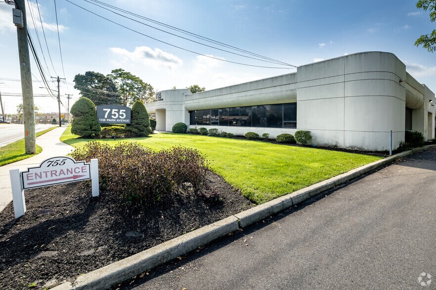 755 Park Ave, Huntington, NY à vendre - Photo de l’immeuble – Image 2 sur 12