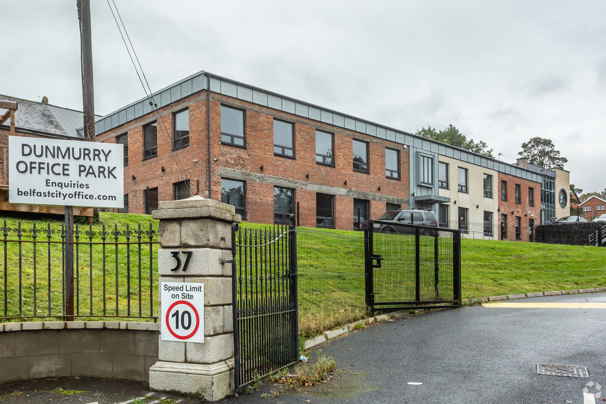 37A Upper Dunmurry Ln, Belfast à louer Photo principale– Image 1 sur 2