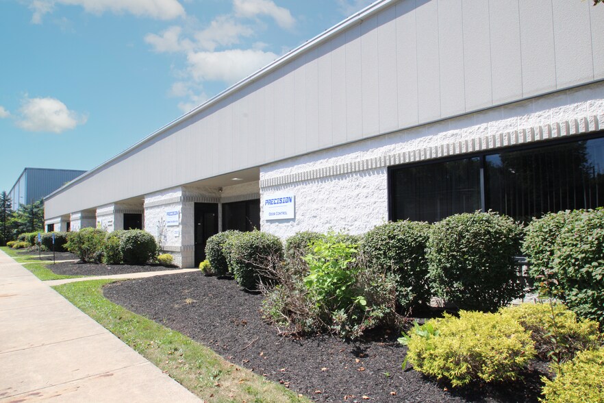 2557-2571 Center Rd, Hinckley, OH à louer - Photo de l’immeuble – Image 1 sur 10
